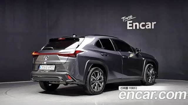 2027 Lexus U-Class — صورة 2