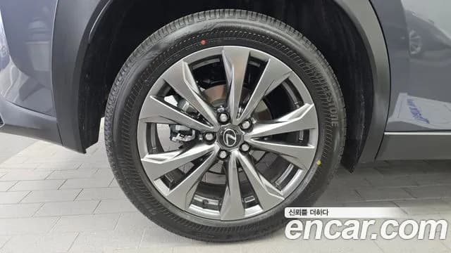 2027 Lexus U-Class — صورة 5