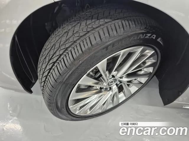 2026 Lexus E-Class — صورة 5